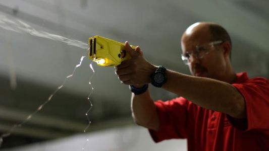 Seguridad en aeropuertos y trenes: equiparán a efectivos con pistolas Taser