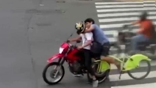 Video: en bici, atrapó al motochorro que lo asaltó