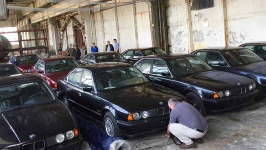 Misterio en Turquía: hallaron una flota de BMW 0 kilómetro fabricados en 1994