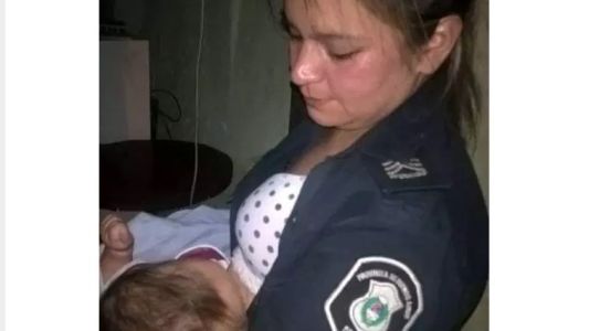 Una mujer policía amamantó a un bebé tras que su madre muriera electrocutada