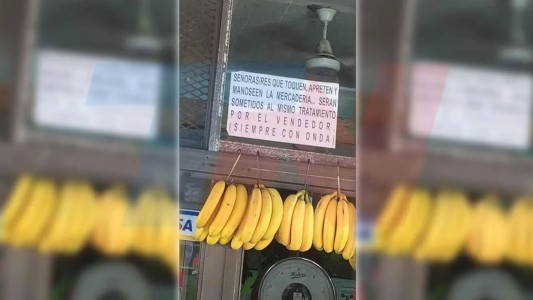 Colocó un cartel en su verdulería, se hizo viral y causó indignación en las redes