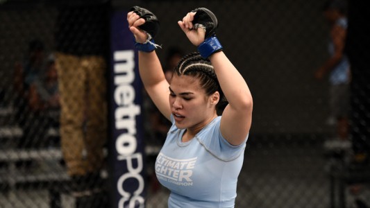 Video: una luchadora de UFC saltó de un balcón para huir de los golpes de su pareja