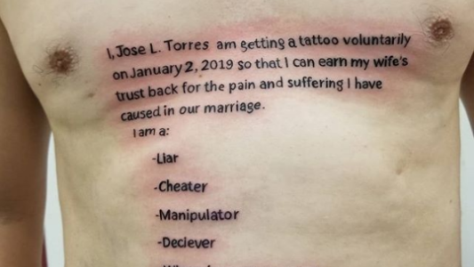 Se hizo un tatuaje muy jugado para reconquistar a su esposa y en las redes lo mataron