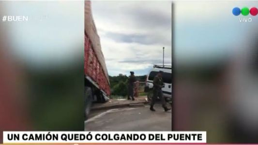Un camión perdió su carga de cerveza en un río