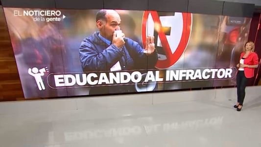 El inspector de tránsito que educa al infractor con un megáfono
