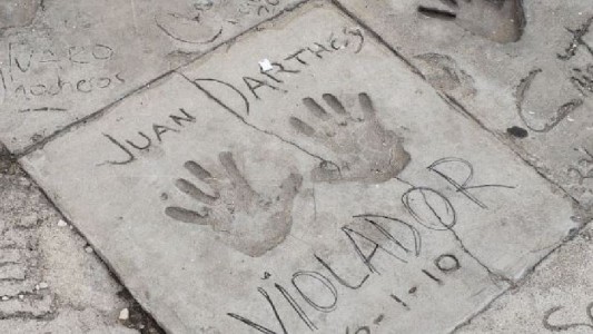 Escribieron "violador" en una baldosa con la manos de Darthés