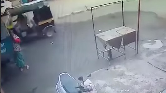 Video: así se salvó de "milagro" una mujer que estaba rezando y fue atropellada por un camión