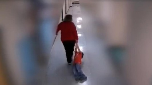Echaron a la maestra que había arrastrado al nene con autismo