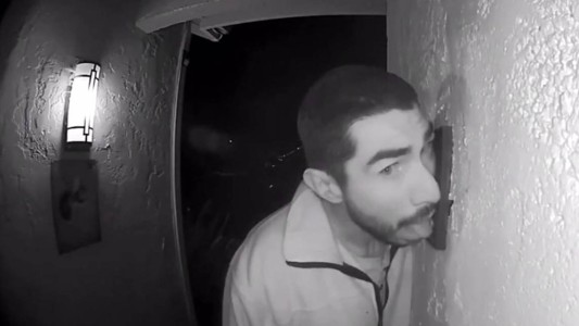 El extraño caso del hombre que fue captado lamiendo el timbre de una casa durante tres horas