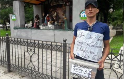 Tucumán: encadenado, un policía cesanteado vende pastafrolas para sobrevivir