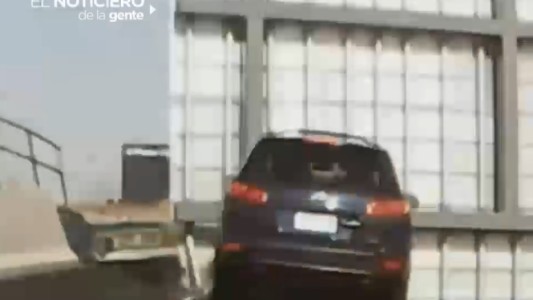Iba por la autopista y un cartel se le cayó encima
