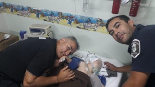 Héroes del día: policías salvaron a un nene de 2 años que se había caído en una pileta