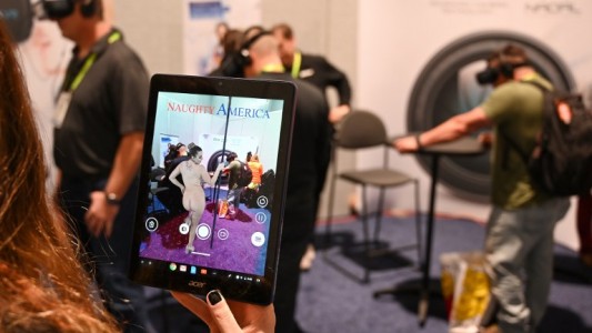 Club de estriptis virtual y juguetes sexuales: las "otras" novedades de la feria CES Las Vegas