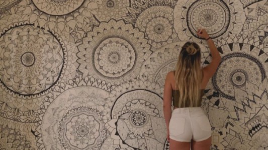 La joven que se volvió viral tras mostrar los mandalas que pintó en una pared
