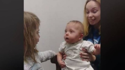 Video conmovedor: la reacción de un bebé sordo al escuchar por primera vez