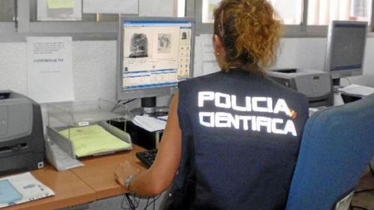 Una mujer policía fue a tomar las huellas de un asalto y se robó los ahorros de una jubilada