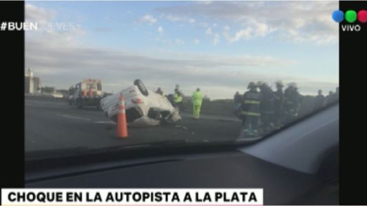 Choque y vuelco en la Autopista Buenos Aires-La Plata