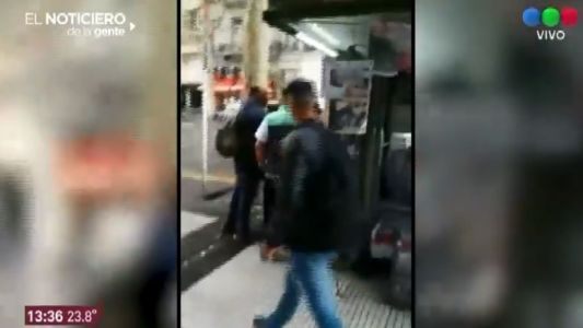 Video: un inspector le pegó a un vendedor ambulante