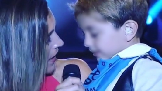 Soledad subió al escenario a un nene con pañuelo celeste y estalló el debate en las redes sociales