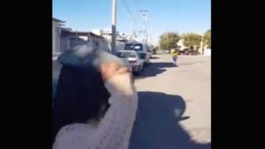 Video viral: la mujer que tiene puntería perfecta y a distancia con su chancleta