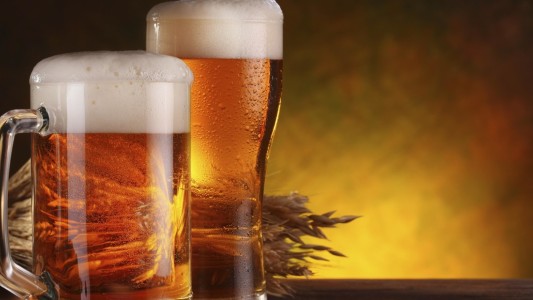 Lo internaron por un coma alcohólico y lo salvaron con 15 latas de cerveza