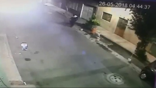 Video espeluznante: graban a un hombre sacando un cuerpo descuartizado de su casa