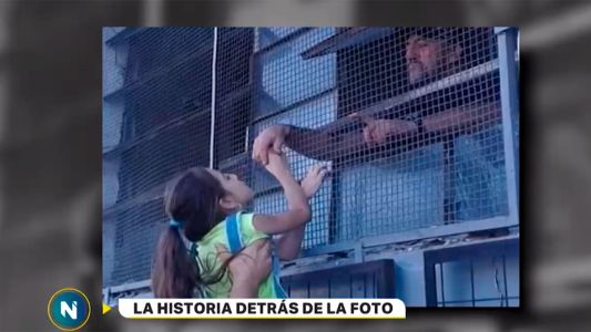 Foto conmovedora: la nena que saluda a su padre en la toma de una fábrica