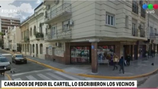 Cansados de pedir el cartel, lo escribieron a mano
