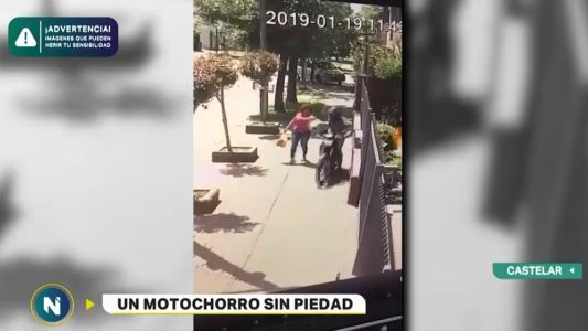 El brutal robo de un motochorro a una señora en Castelar
