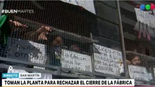 Fábrica tomada: cerraron hasta el orificio por el que un padre saludó a su hija