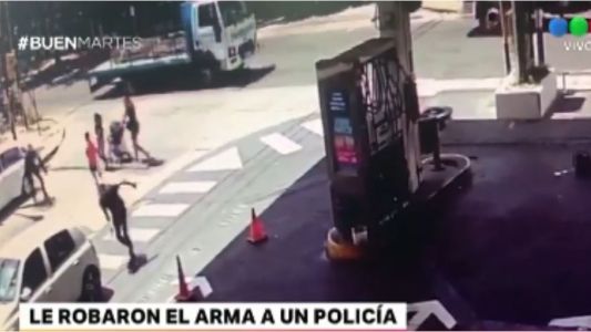 Le robaron el arma a un policía