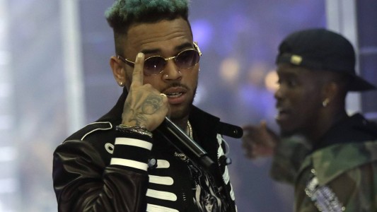 Chris Brown, ex pareja de Rihanna, detenido en París acusado de violación
