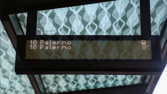 Metrobus 9 de Julio: debutan los carteles que anuncian el horario de los colectivos