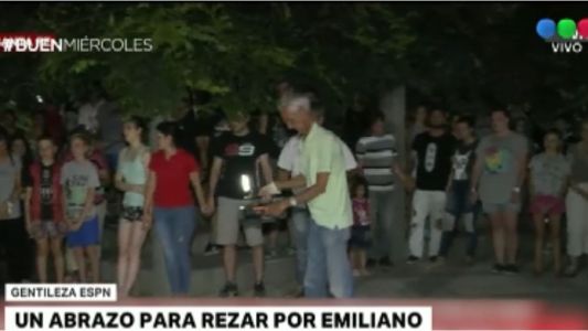 Abrazo para rezar por Emiliano Sala en su pueblo natal
