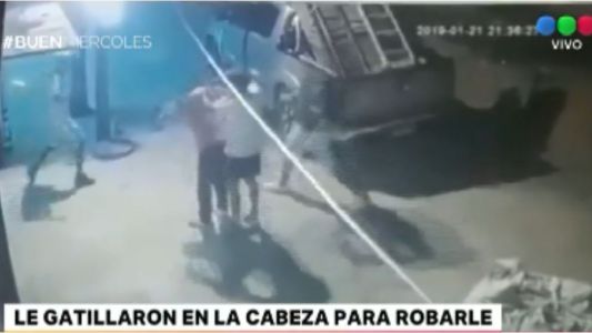 Le gatillaron en la cabeza para robarle