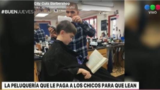 Una peluquería le paga a los chicos para que lean