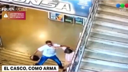 Para robarle la mochila los atacó a "cascazos"