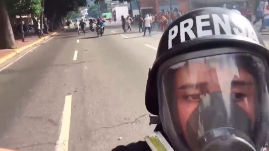 "Nos están persiguiendo": periodistas escapan de los tiros de la policía en Caracas