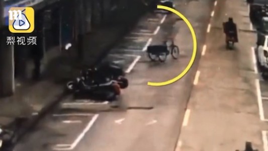 Video: misterio en China por el "triciclo fantasma" que recorre las calles