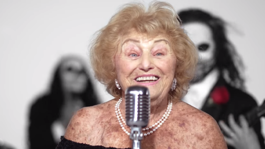 Tiene 96, sobrevivió al holocausto y se convirtió en cantante de heavy metal