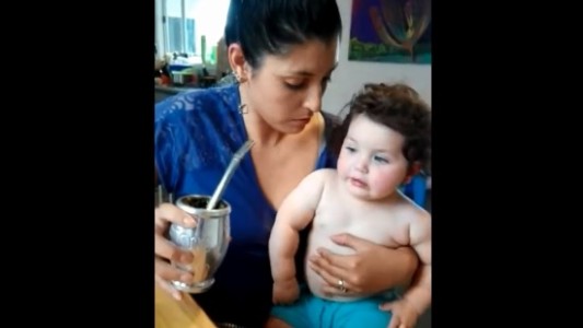 La beba neozelandesa que toma mate, el viral más adorable