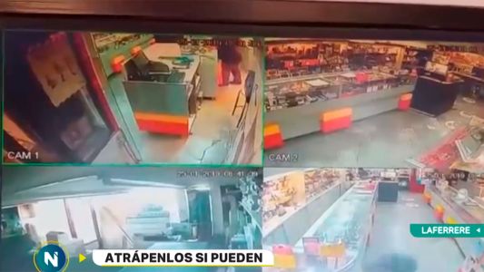 La policía los tenía atrapados pero lograron escaparse corriendo