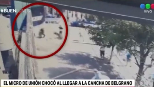 El micro de Unión chocó al llegar al estadio de Belgrano: hay un policía herido