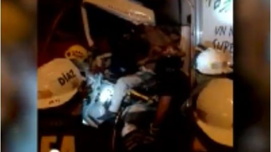 Choque en la autopista Ricchieri: intentan rescatar a un chofer atrapado