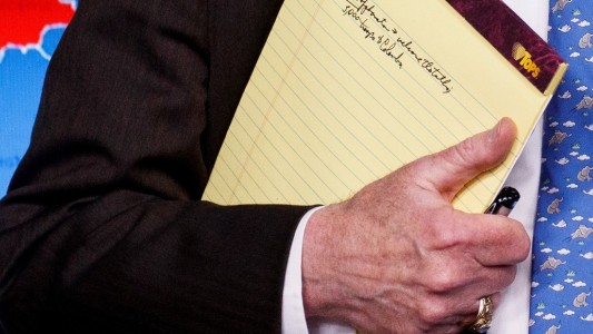 Crisis en Venezuela: "5.000 soldados a Colombia", el apunte en el cuaderno de un asesor de Trump