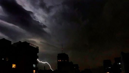 Después del calor agobiante, llegó la lluvia y hay alerta por tormentas fuertes