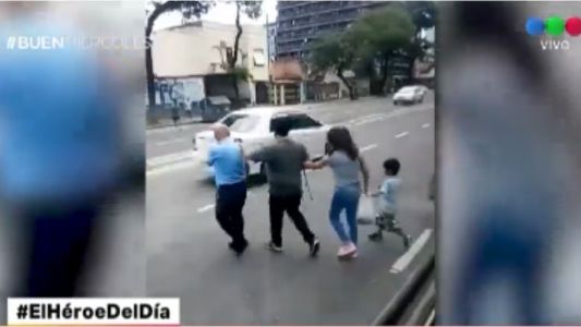 Un colectivero ayudó a cruzar una avenida a pareja de ciegos con un niño