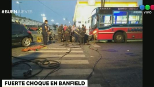 Chocaron un auto y un colectivo en Banfield