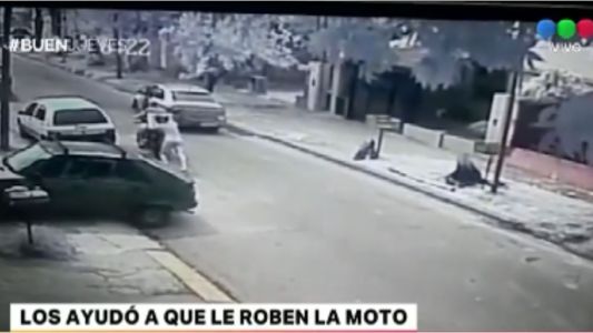 El colmo: los ayudó a que le roben la moto