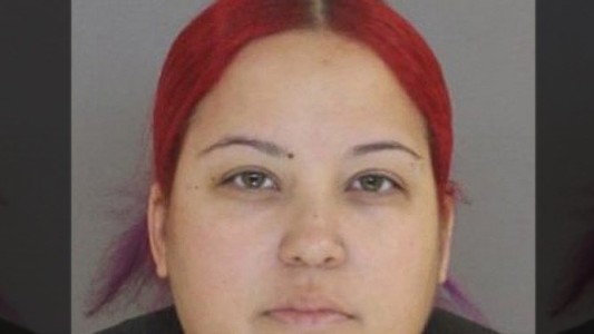 Detuvieron a una madre que despertó a su bebé tirándole agua y viralizó el video